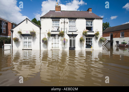 Un pub inondé à Tewkesbury Banque D'Images