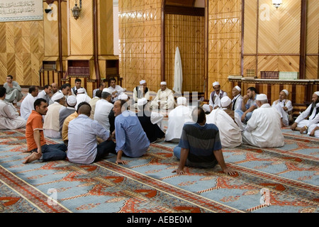 Tripoli (Libye). Célébrations de mariage musulman. Amis et membres de la famille témoin Signature du contrat de mariage. Banque D'Images