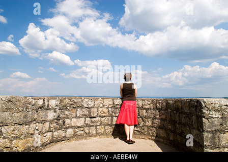 Jeune femme à la recherche de l'unique château surplombent, Kallmuenz, Allemagne Banque D'Images