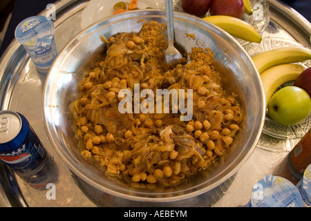 Tripoli (Libye). Célébrations de mariage musulman, Mariage le déjeuner. Couscous d'agneau, semoule, oignons, carottes. Banque D'Images