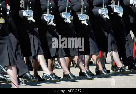 Au cours de la marche femmes soldats de parade à l'Académie Militaire Royale de Sandhurst, Surrey Banque D'Images