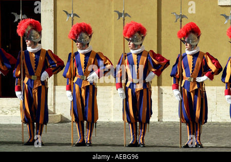 Gardes suisses à casques à plumes et le bar d'Uniformes À LA CITÉ DU VATICAN Banque D'Images