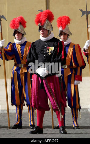 Gardes suisses à casques à plumes et le bar d'Uniformes À LA CITÉ DU VATICAN Banque D'Images