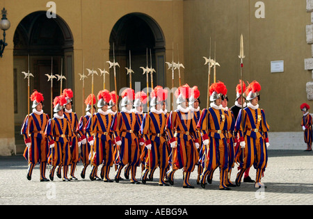 Gardes suisses à casques à plumes et le bar d'Uniformes À LA CITÉ DU VATICAN Banque D'Images