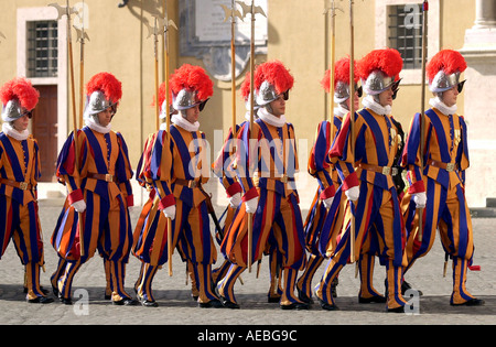 Gardes suisses à casques à plumes et le bar d'Uniformes À LA CITÉ DU VATICAN Banque D'Images