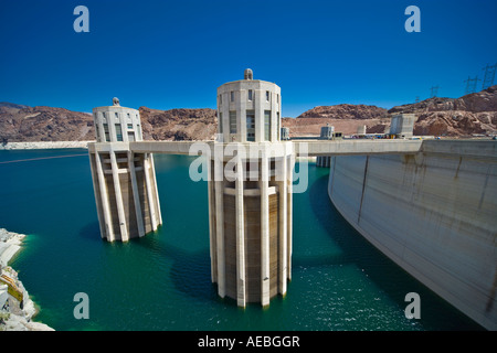 Hoover ou Boulder Dam ou d'amenée d'eau tours pour le Nevada. Le Lac Mead avec des conditions de faible niveau d'eau. Banque D'Images