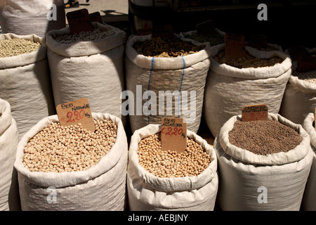 Sacs de pois chiches, lentilles et haricots à vendre dans un marché de Foggia, Italie Banque D'Images