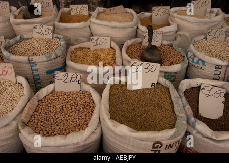 Sacs de pois chiches, lentilles et haricots à vendre dans un marché de Foggia, Italie Banque D'Images