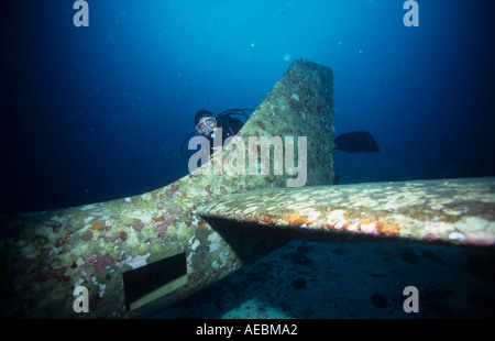 L'épave de l'avion coque avion Kit Lancair Panagsama Beach Moalboal Cebu Island Philippines Visayas Pacific Ocean Diver Lindy Stew Banque D'Images