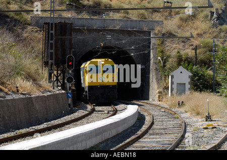 Un tunnel en train quitte la gare d'El Chorro en Andalousie, Sud de l'Espagne Banque D'Images