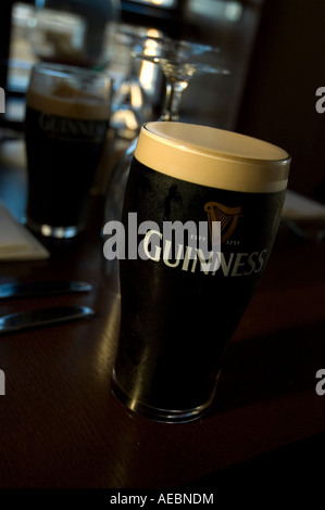 Pinte de Guinness, Keenans bar, Termonbarry, Comté de Longford Banque D'Images