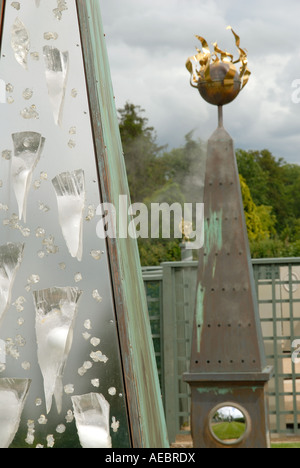 Transformer les obélisques dans le jardin des surprises, Burghley House, Stamford, Lincolnshire. Banque D'Images