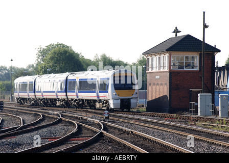 Chiltern Railways Class 168 diesel train passant au sud de Banbury, Oxfordshire, England, UK Banque D'Images