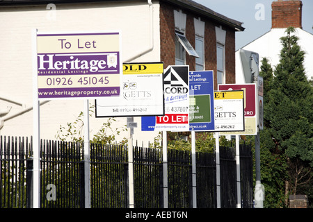 De laisser plusieurs signes de vente et pour l'extérieur des appartements privés Warwick en Angleterre Banque D'Images