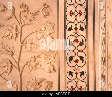 Détail de sculptures en marbre sur le Taj Mahal à Agra en Inde. Le Taj Mahal a été construit par l'empereur Moghol Shah Jahan Banque D'Images