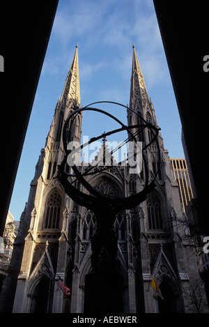 La Cathédrale St Patrick du Rockefeller Center NEW YORK Banque D'Images