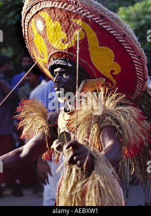 Artiste de Thira de Kerala, Inde, moyen gros plan, profil, format vertical Banque D'Images