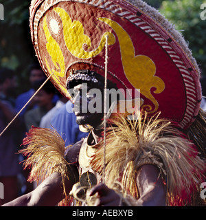 Artiste de Thira de Kerala, Inde, moyen gros plan, profil, format carré Banque D'Images