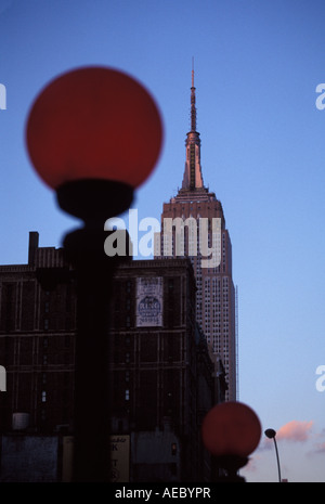 Empire state bldg et métro globe 5ème avenue NYC Banque D'Images