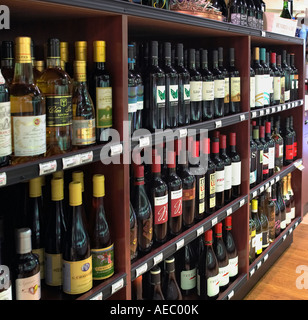 Des bouteilles de vin à vendre à Wine Store, California USA Banque D'Images