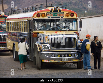 L'ancien American school bus qui servent maintenant de bus local et longue distance, avec l'ancien marquage intact Banque D'Images