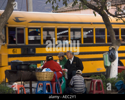 L'ancien American school bus qui servent maintenant de bus local et longue distance, avec l'ancien marquage intact Banque D'Images