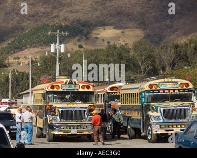 L'ancien American school bus qui servent maintenant de bus local et longue distance, avec l'ancien marquage intact Banque D'Images