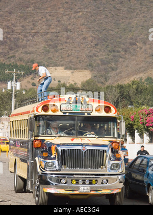 L'ancien American school bus qui servent maintenant de bus local et longue distance, avec l'ancien marquage intact Banque D'Images