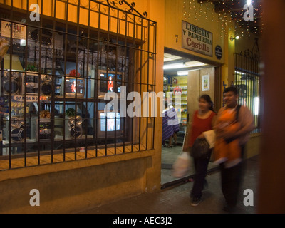 Les Guatémaltèques boutique pour acheter ou à pied plat à vendre à une appliance store dans la ville Banque D'Images
