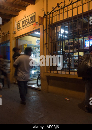 Les Guatémaltèques boutique pour acheter ou à pied plat à vendre à une appliance store dans la ville Banque D'Images
