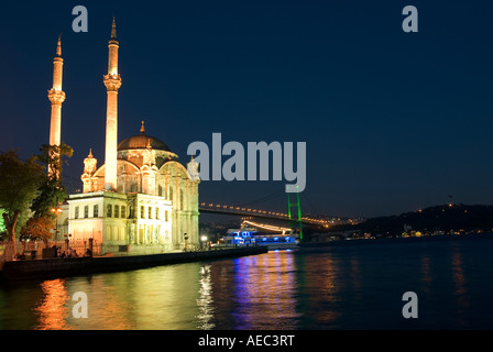 Mosquée Ortakôy au crépuscule, Istanbul Turquie. Banque D'Images
