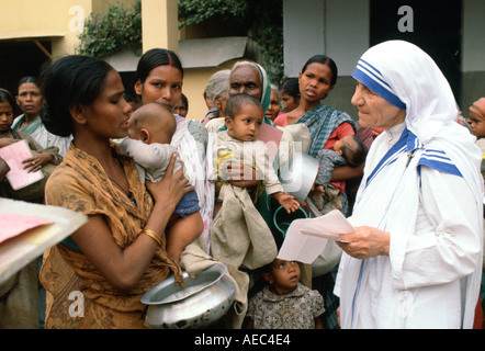 Mère Teresa avec des mères et des enfants de sa mission en Inde Calcutta Banque D'Images