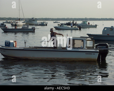 Quahoger shellfisherman dans la baie de Narragansett au large de Rhode Island Banque D'Images