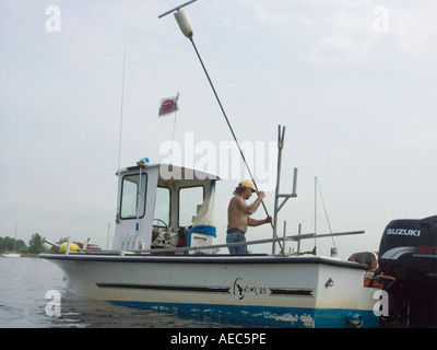 Quahoger shellfisherman dans la baie de Narragansett au large de Rhode Island Banque D'Images