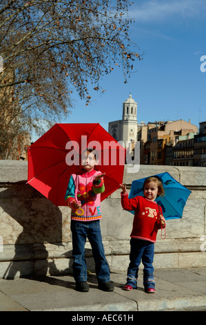 Les enfants de moins de parapluie avec ciel bleu au-dessus Banque D'Images