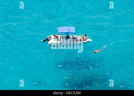 La navigation de plaisance dans les eaux cristallines au large de Capo Vaticano Italie Banque D'Images