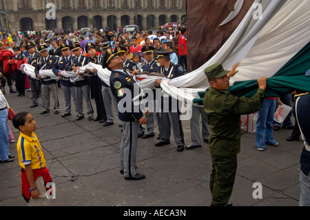 Le rituel de l'abaissement du drapeau géant dans le Zocalo de Mexico Banque D'Images