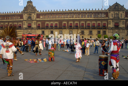 Aztec Conchero dancers performing dans le Zocalo de Mexico Banque D'Images