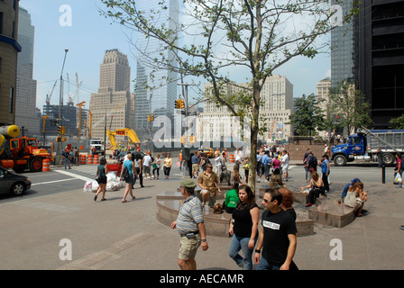 Entrée de Zuccotti Park sur Liberty Street dans le Lower Manhattan Ground Zero est à l'arrière de l'autre côté de la rue Banque D'Images