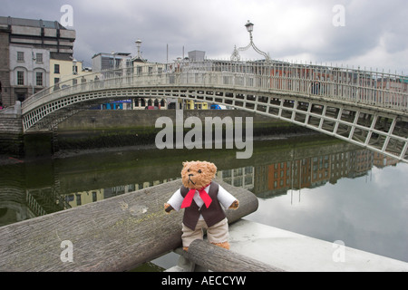 Beni à Ha'penny Bridge. Dublin, comté de Dublin, Irlande. Banque D'Images