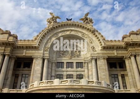 La façade du palais des beaux-arts de dominer l'extrémité orientale de l'Alameda à Mexico Banque D'Images