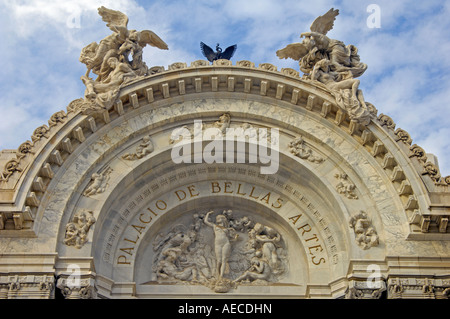 La façade du palais des beaux-arts de dominer l'extrémité orientale de l'Alameda à Mexico Banque D'Images