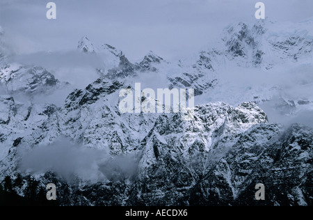 Nuageux Manaslu Himal range vu de Danaque Népal Annapurna Conservation Area Banque D'Images