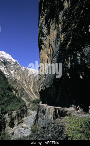 Sentier de montagne le long de falaise magnifique dans un cadre Dharapani Népal Annapurna Conservation Area Banque D'Images