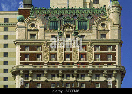 Plus de détails aux Beaux Arts façade d'Adolphus Hotel (1912), Dallas, Texas, USA Banque D'Images