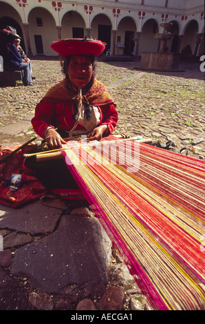 Un ayamara weaver femme travaille sur un métier à tisser traditionnel à Cusco Pérou Banque D'Images