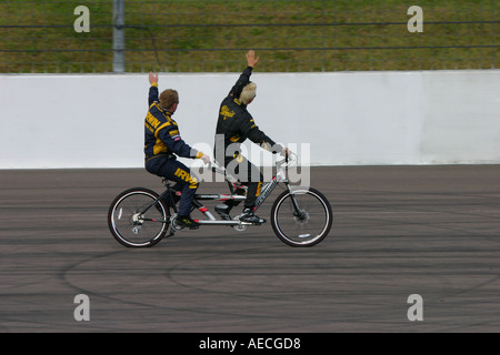 Shaun Richardson et Gavin Seager équitation un tandem sur la parade des pilotes Banque D'Images