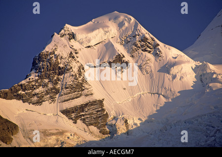 Le casque, massif du Mt Robson au coucher du soleil, le parc provincial du mont Robson, Rocheuses, en Colombie-Britannique, Canada Banque D'Images