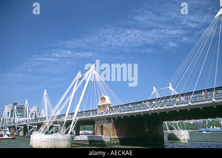 Le Hungerford bridge sur la Tamise à Londres. Banque D'Images