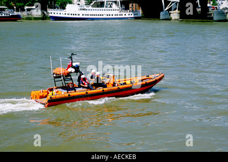 Un lancement de sauvetage de la RNLI en patrouille sur la rivière Thames à London. Banque D'Images